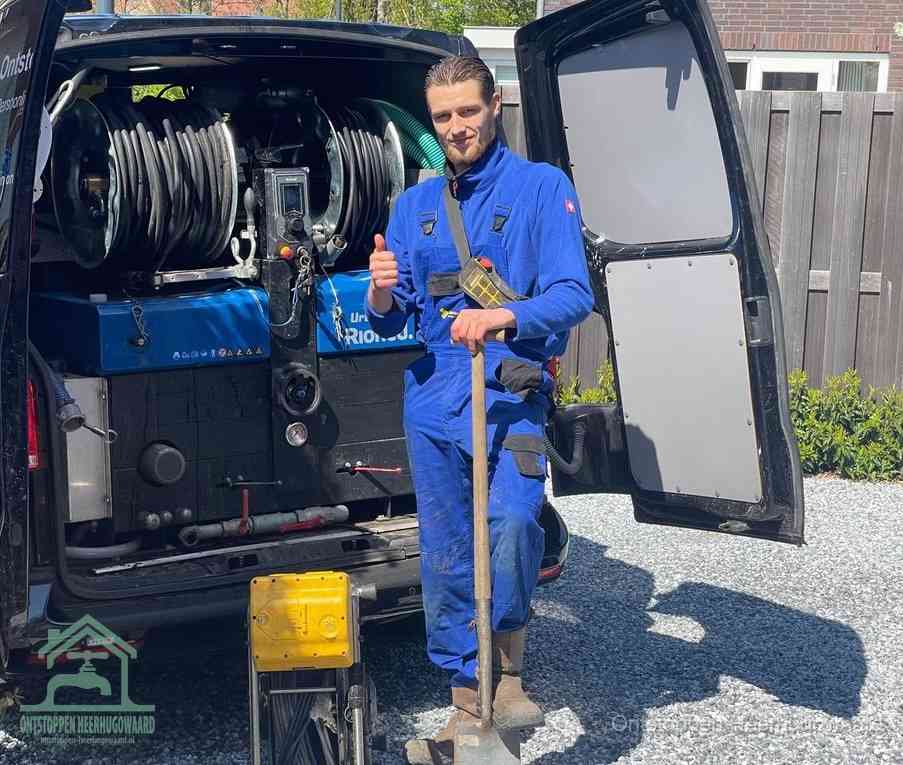 Een tevreden monteur met opgestoken duim naast de bestelbus, slim ingrijpen bespaart kosten bij een verstopte afvoer in Heerhugowaard