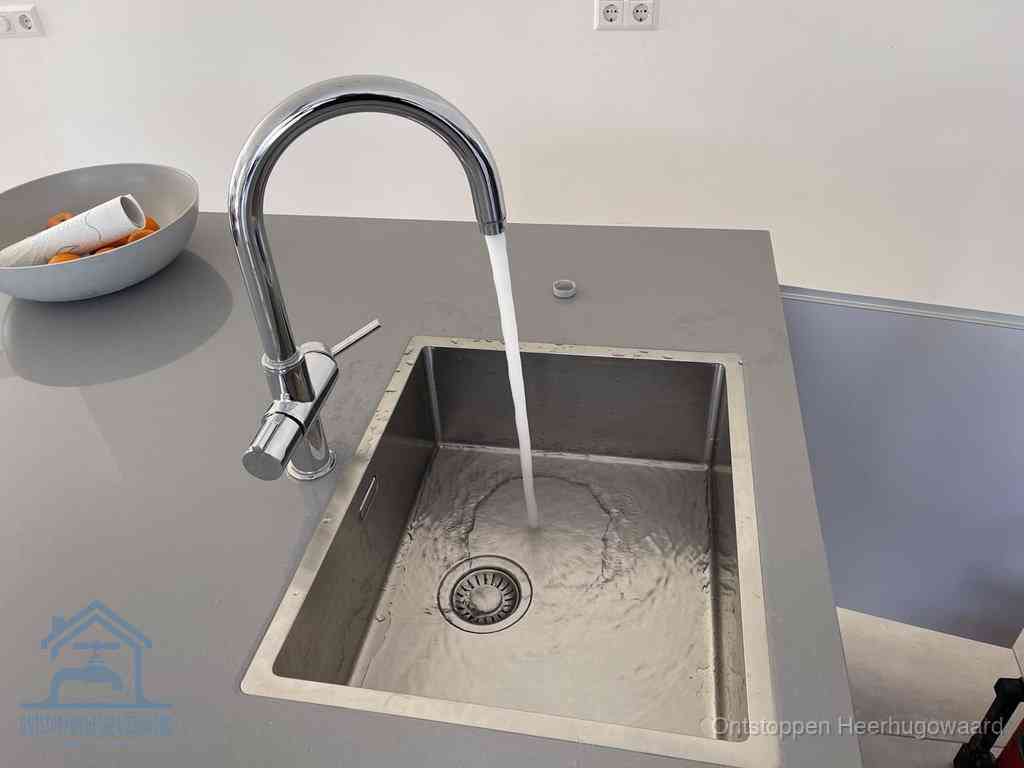 Een vrij doorstromende rvs spoelbak waar het water moeiteloos wegloopt, het resultaat van slim onderhoud dat geld bespaart in Heerhugowaard