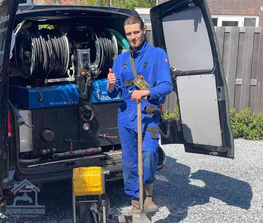 Een tevreden monteur met opgestoken duim na een geslaagde klus, slim ingrijpen bespaart kosten bij een verstopte wc in Heerhugowaard