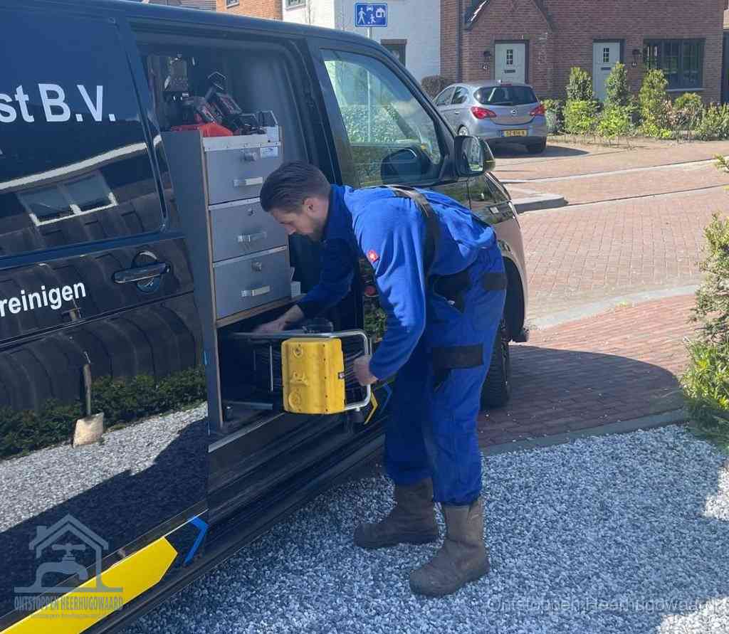 Een monteur pakt apparatuur uit de bedrijfsbus voor service aan huis, het moment om een professional in te schakelen voor een verstopte wc in Heerhugowaard