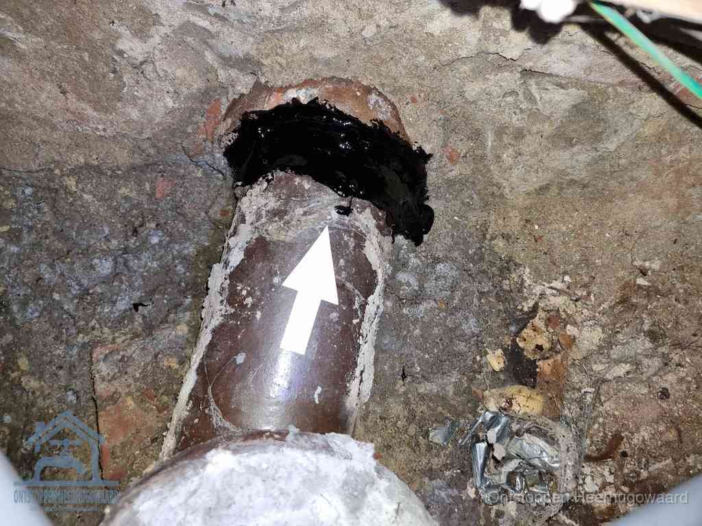 Een oude gres rioolbuis met een beschadigde koppeling onder de vloer, oorzaak van terugkerende structurele wc-problemen in Heerhugowaard