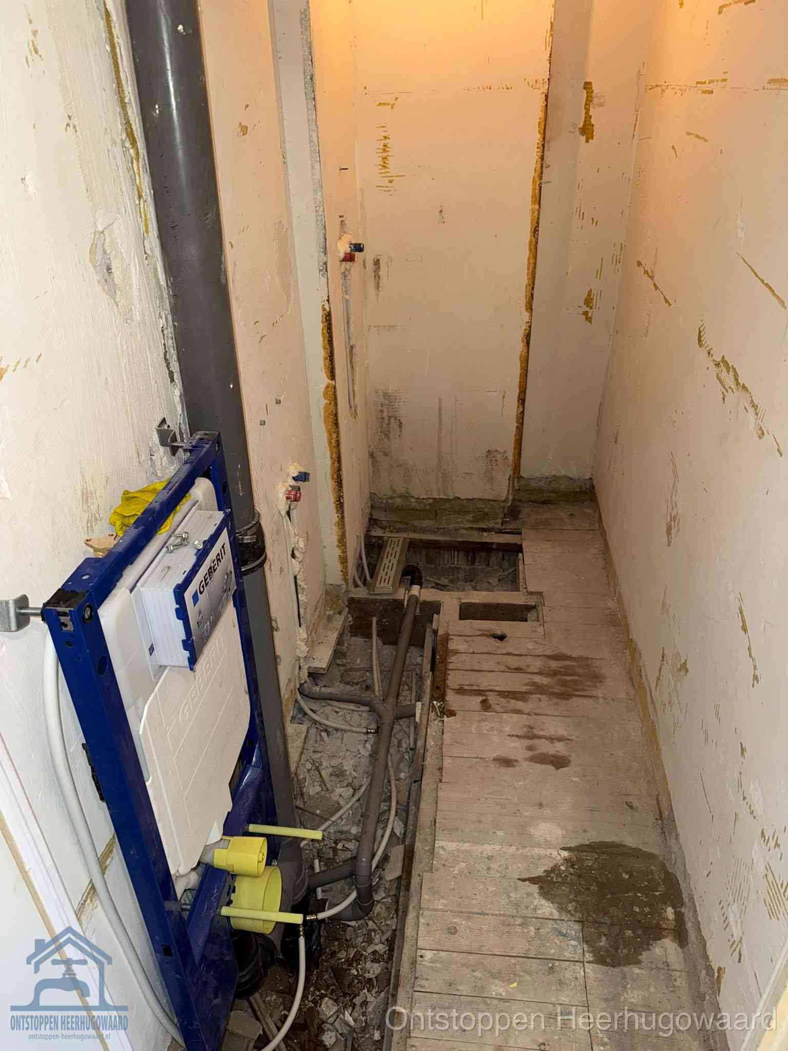 Een opgebroken toiletruimte tijdens renovatie met een Geberit inbouwreservoir en blootliggende oude afvoerleidingen, typisch voor oudere woningen in Heerhugowaard